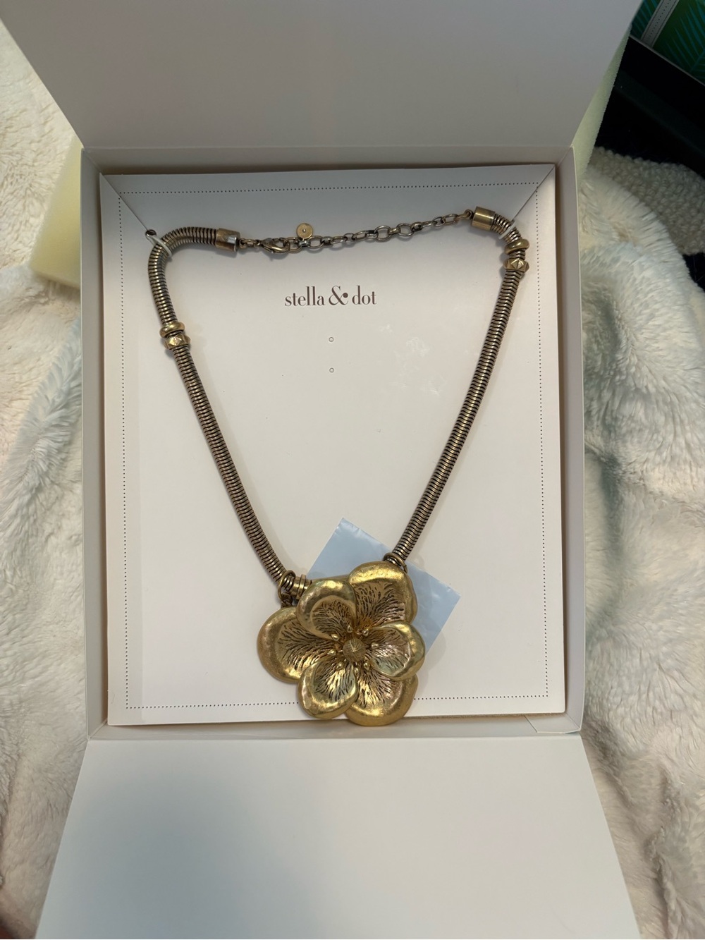 Stella & Dot Gold Floral Pendant Necklace